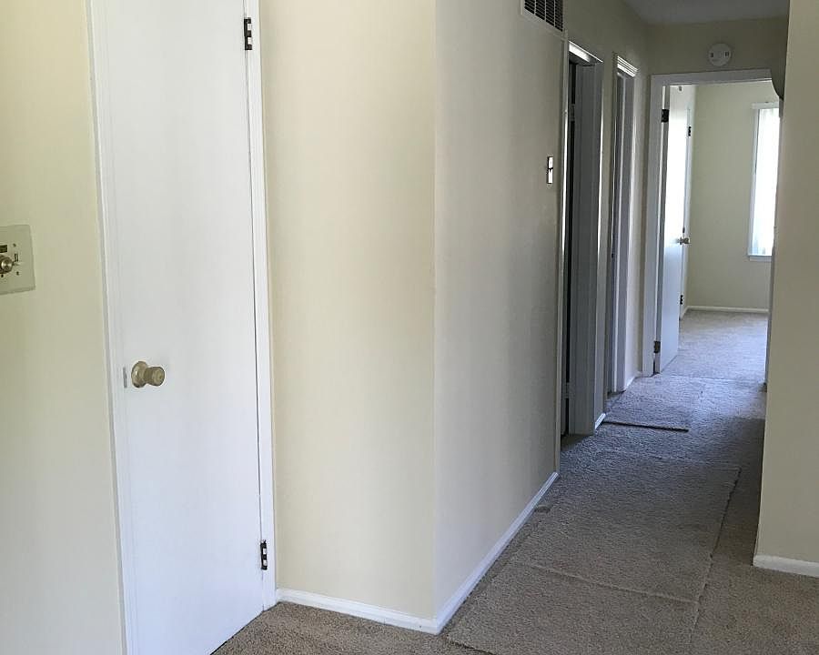 Hallway to bedrooms & bath