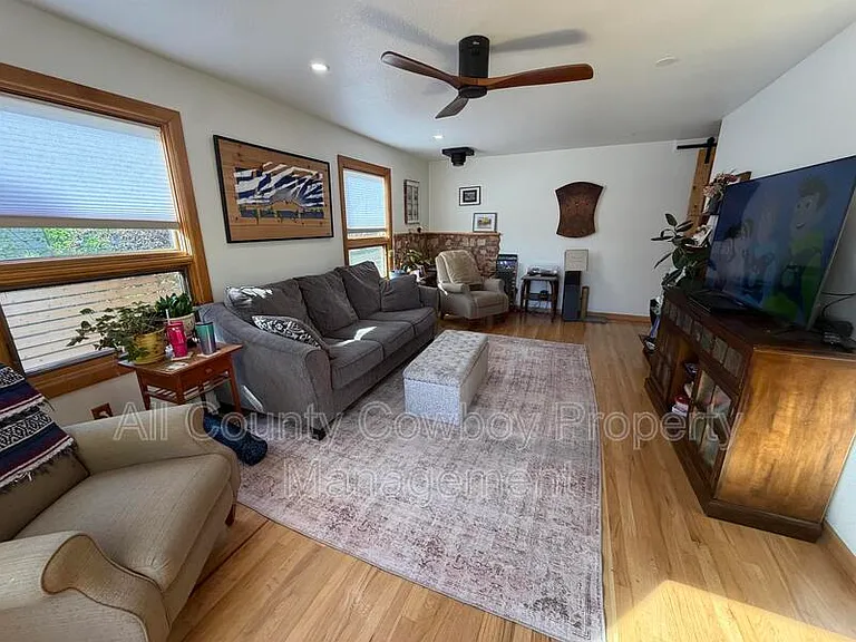 328 Stuart St — Photo 4