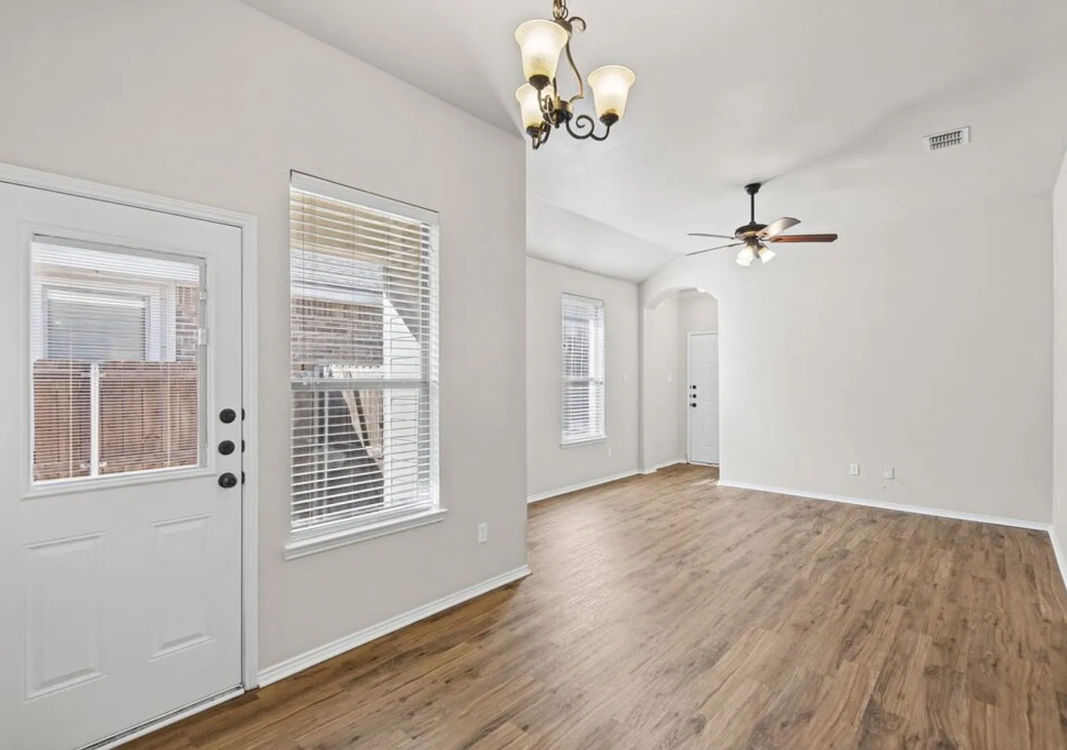 Beautiful 3 Bedroom duplex at Grand Heritage Estates in Lavon! — Photo 3