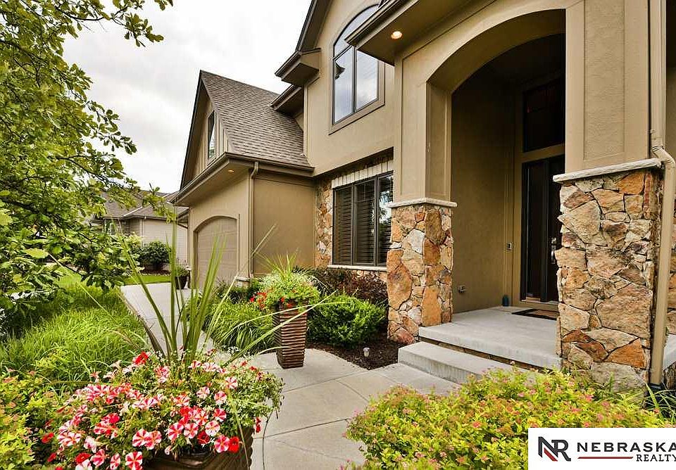 1st image of 906 S 180th Ave