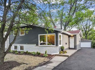 597 Lowden Ave, Glen Ellyn, IL 60137