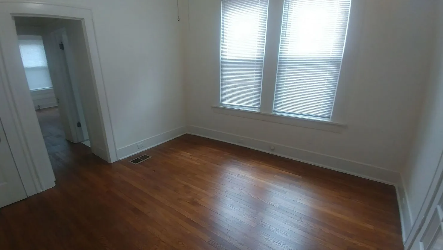 411-415 W Mistletoe Ave - 411 — Photo 2