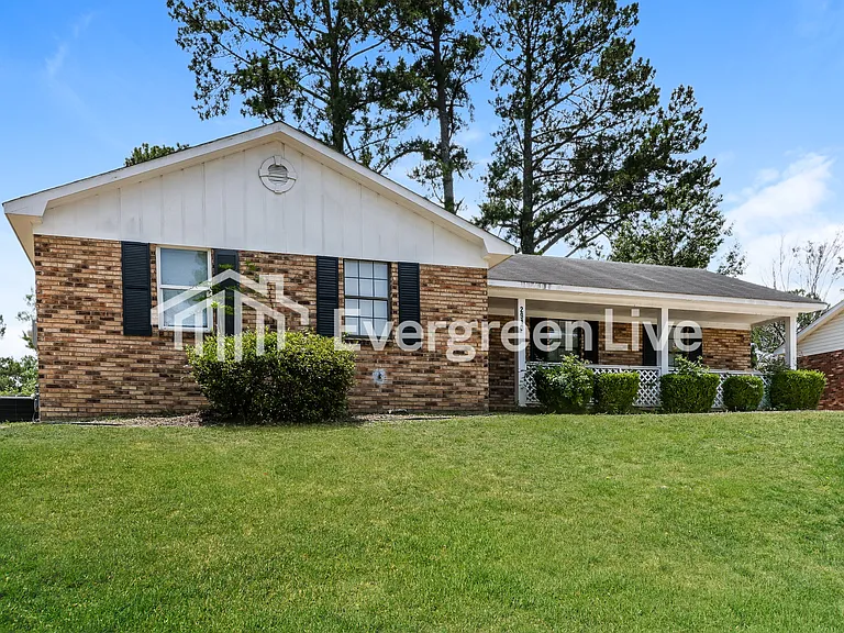 2910 Celeste Dr — Photo 2