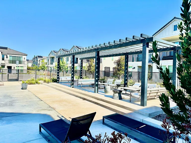 580 N Adler Ln — Photo 32