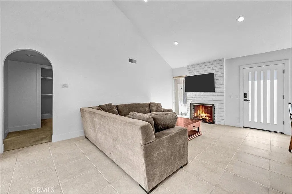 2 bed, 1250 sqft, $4,195 — Photo 4