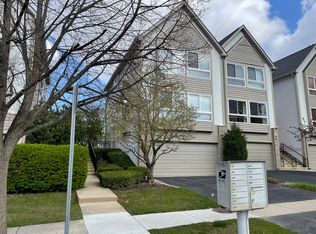 621 Diamond Pointe Dr, Mundelein, IL 60060
