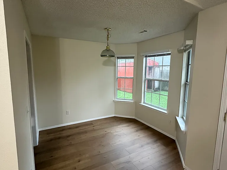 1459 Fredonia St — Photo 2