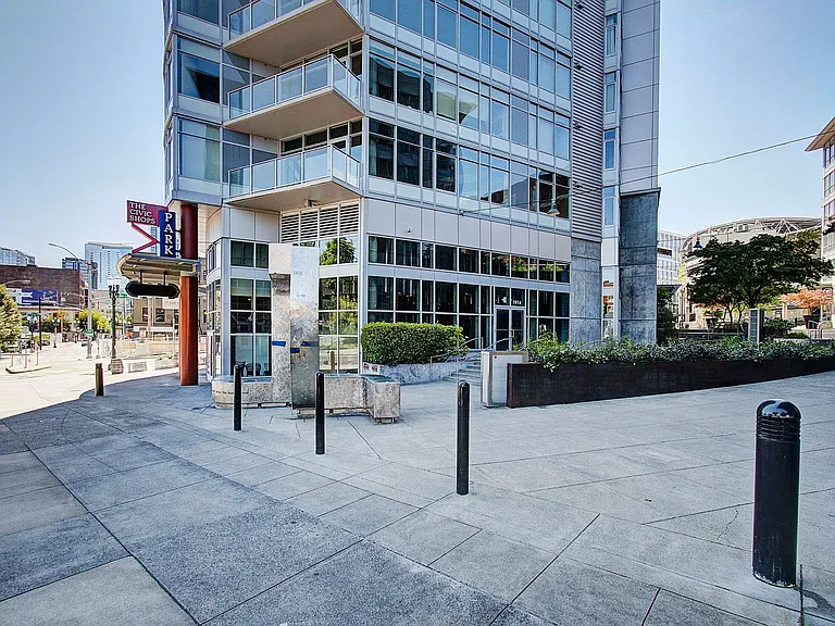 1926 W Burnside St #204 — Photo 2