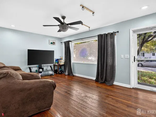 8 Kelly St, Metuchen, NJ 08840