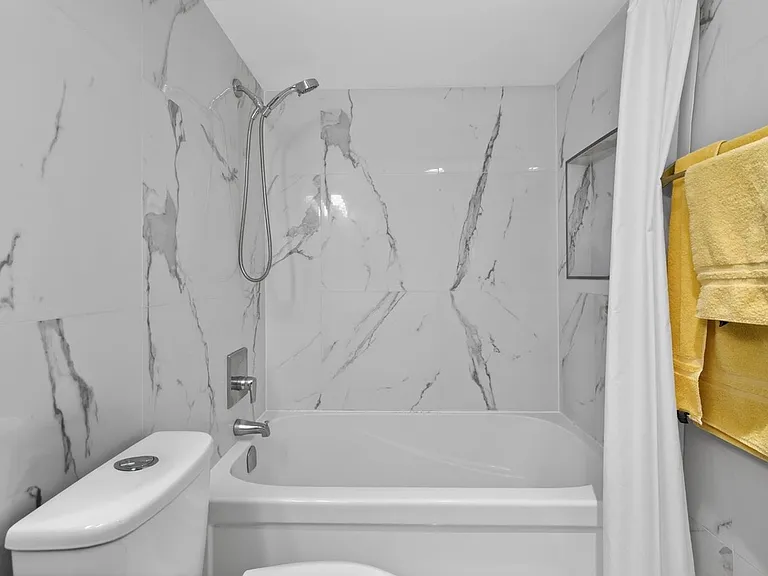 811 Helmcken St #1005 — Photo 8