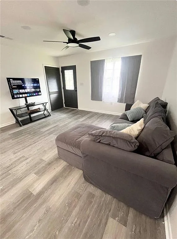 3 bed, 2.0 bath, 1040 sqft, $1,995 — Photo 3