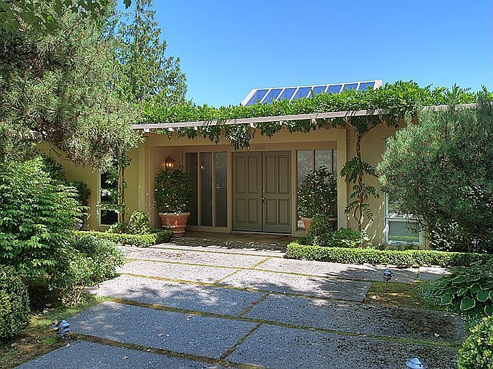 Welcome Home To Your Urban Retreat in Coveted Canterbury