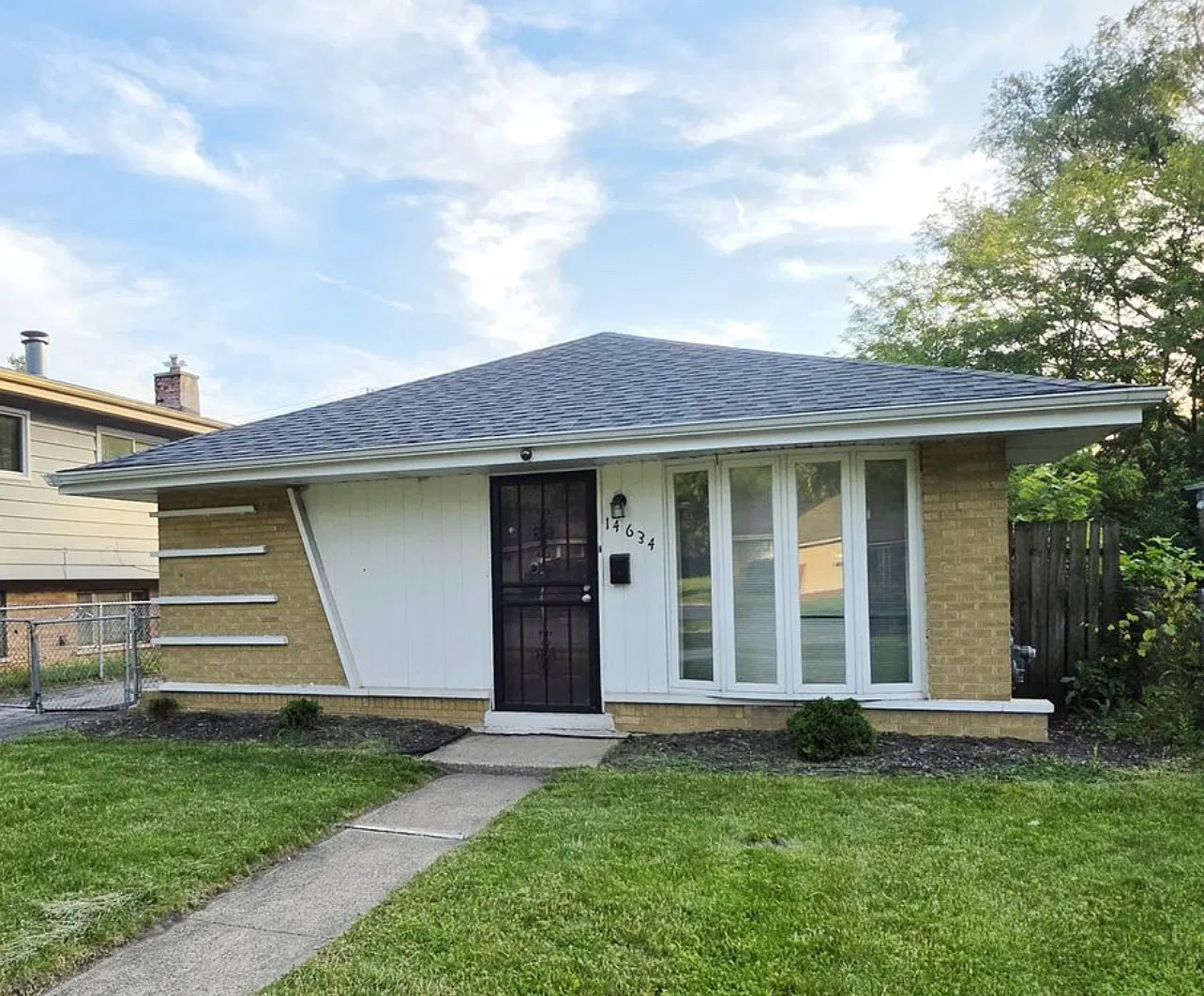 3 bed, 1017 sqft, $2,371 — Photo 1