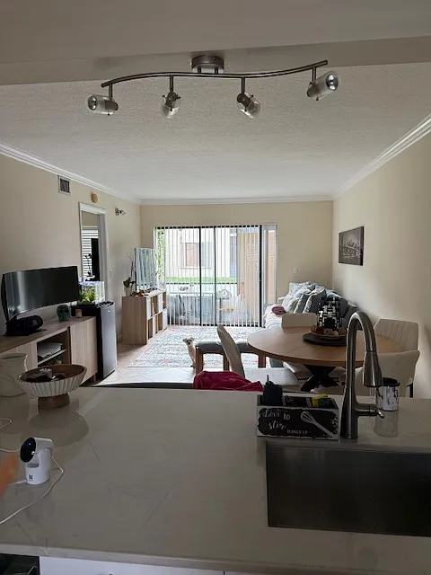 2 bed, 950 sqft, $2,200 — Photo 4