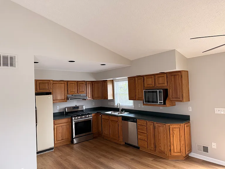 1009 Hess Ln — Photo 3