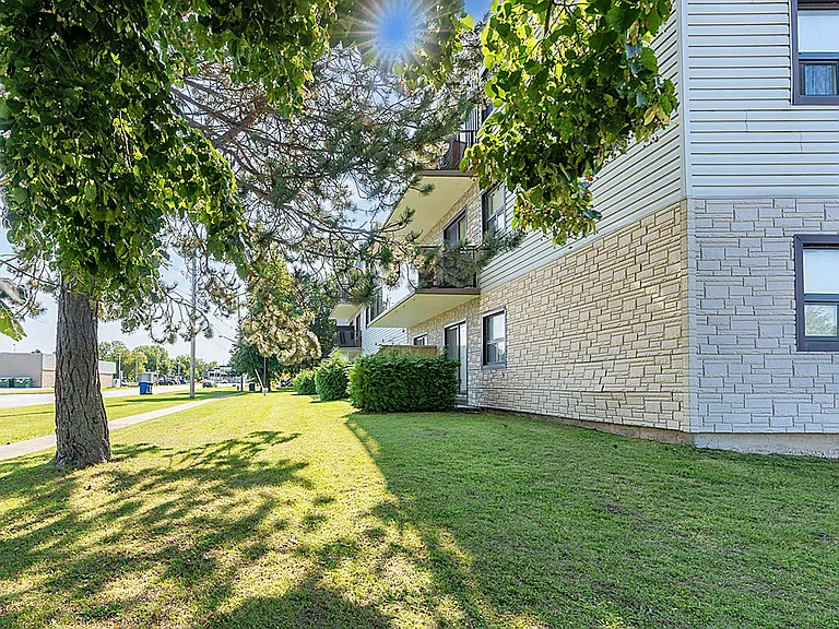 554 Ivings Dr — Photo 2