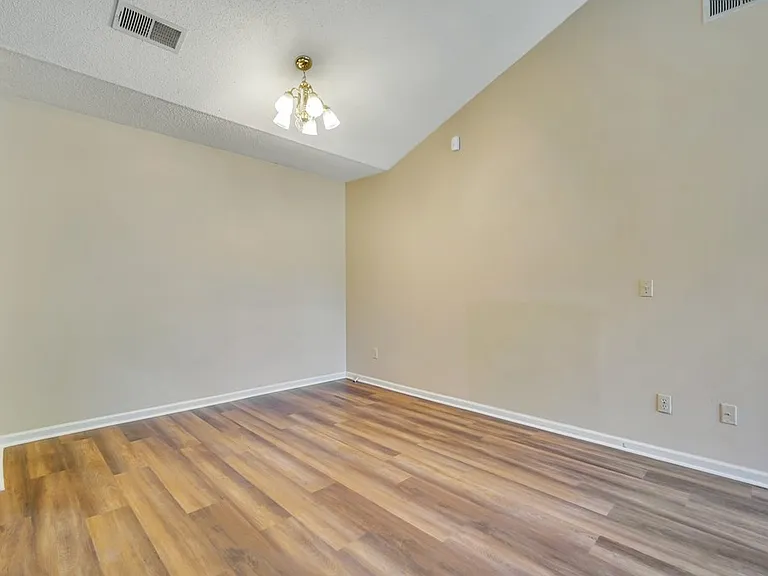 1501 Woodcrest Cir — Photo 4