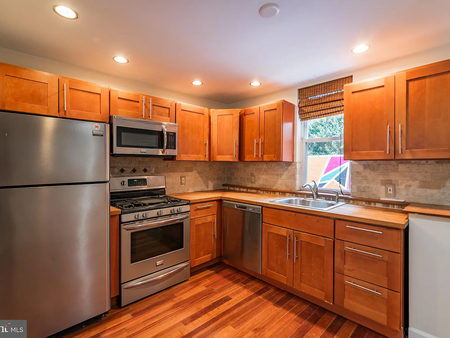 3 bed, 1.0 bath, 960 sqft, $2,195 — Photo 3