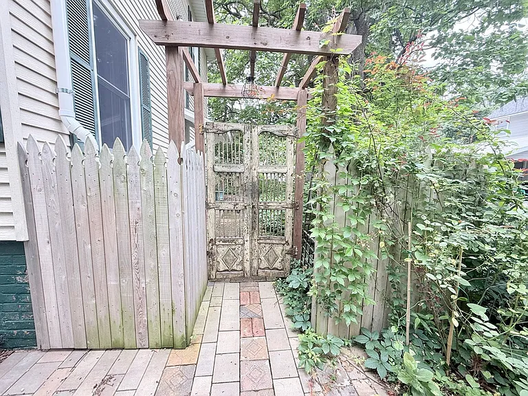 906 N Evans St — Photo 19