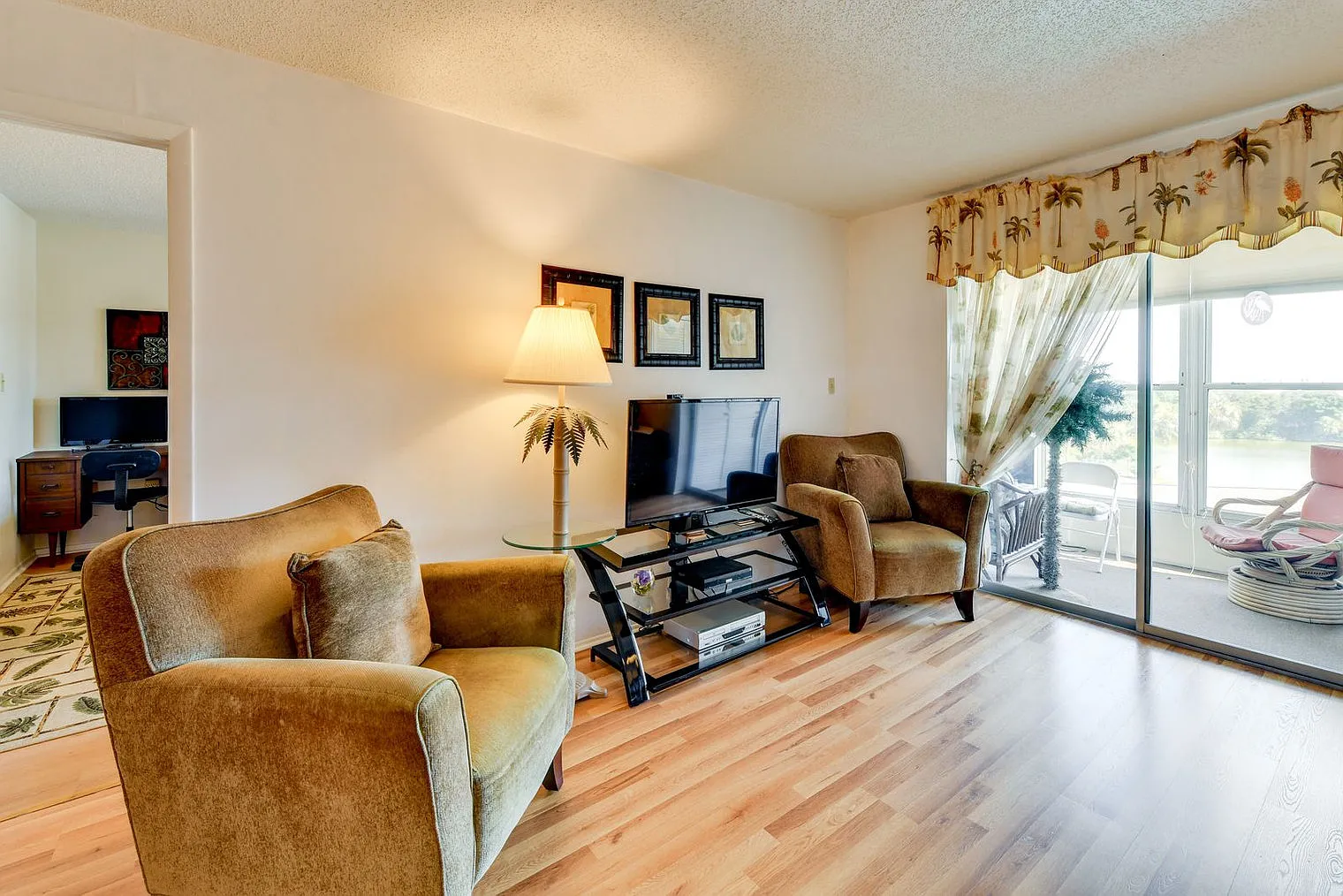 2 bed, 1.0 bath, 957 sqft, $2,806 — Photo 2