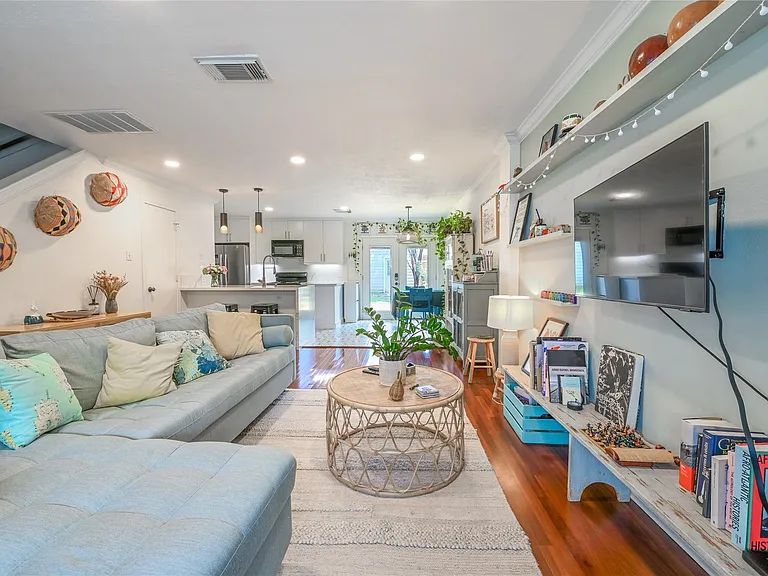 1004 Ruthven St — Photo 1