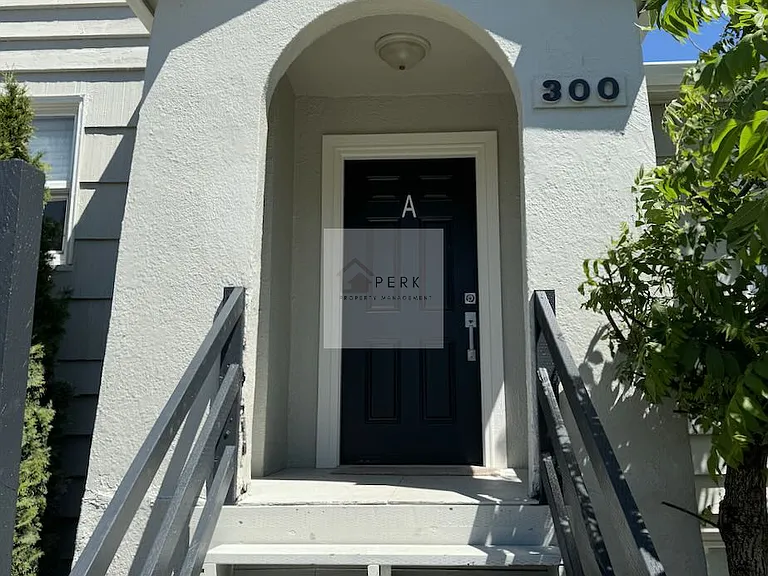 300 Garden Ave N #A — Photo 2