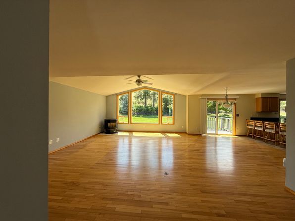 39 Peacock Ln