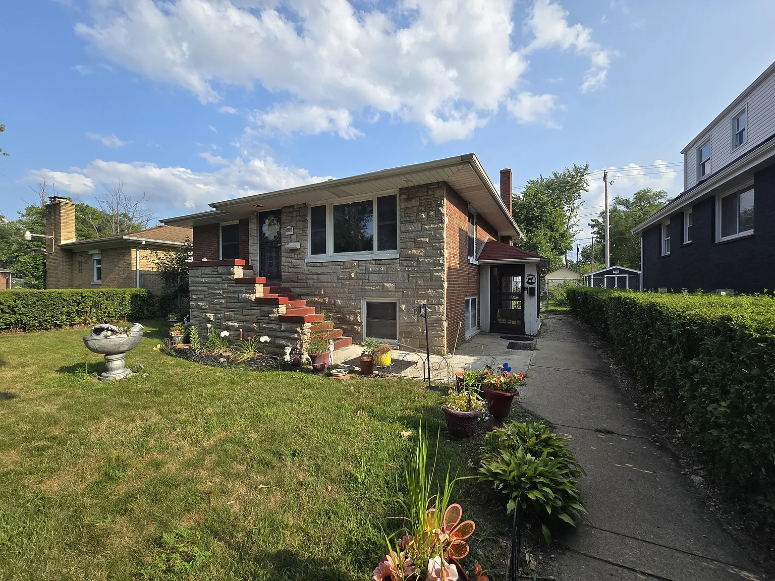 3 bed, 2128 sqft, $1,700 — Photo 1