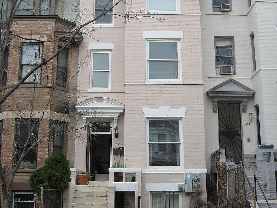 Row Home- Above ground Private 1st Floor Unit
