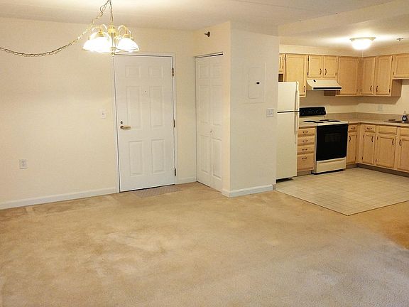 5th image of 324 Washington St APT 203