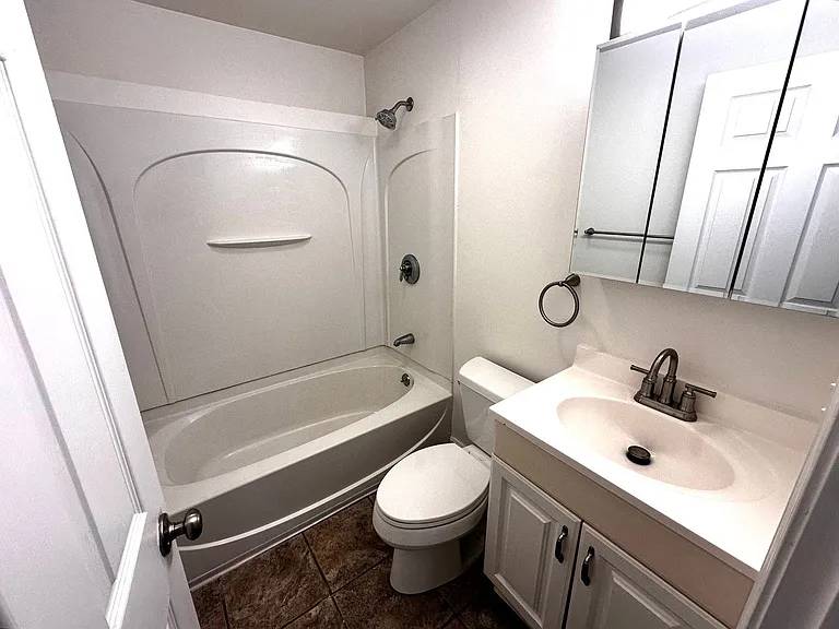 27 Emerald Dr #15 — Photo 7
