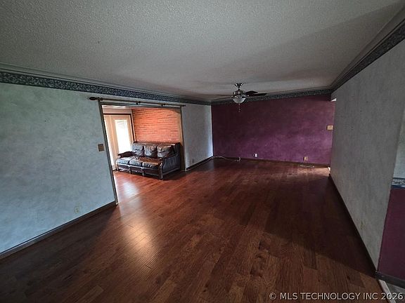 5th image of 817 W Date St