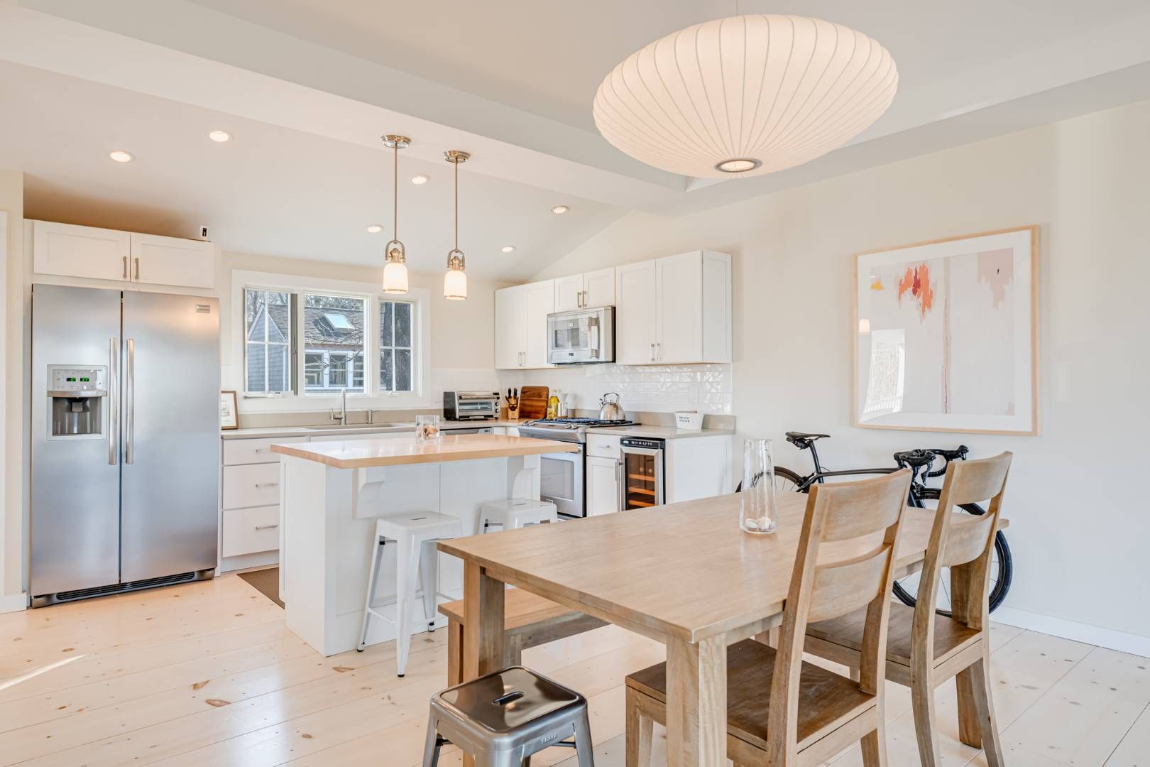  Counter seating and Dining