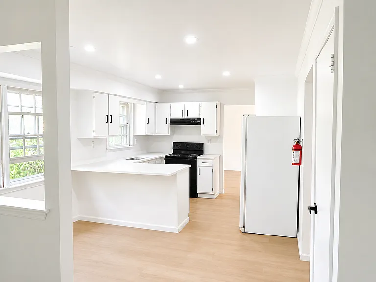1085 Vaughn Ave — Photo 3