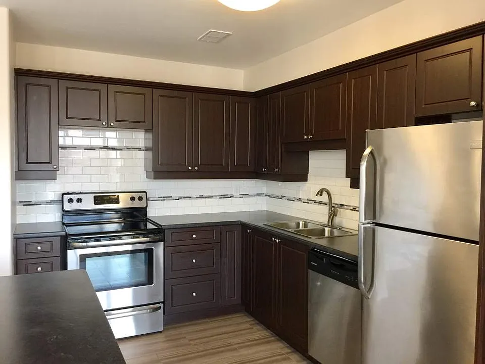 100 Bay St S