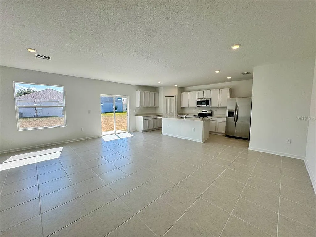 5 bed, 2.5 bath, 2112 sqft, $2,200 — Photo 4