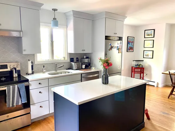 18 Findlay Pl, Newport, RI 02840