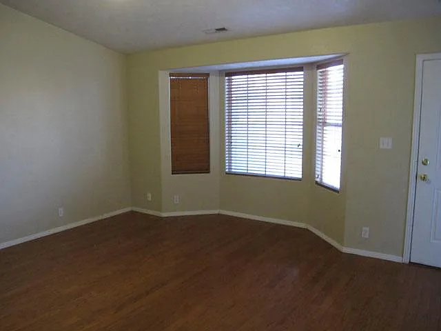 5 bed, 2215 sqft, $2,750 — Photo 3