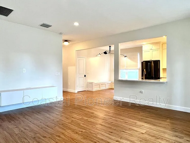 1738 W Spruce St — Photo 11