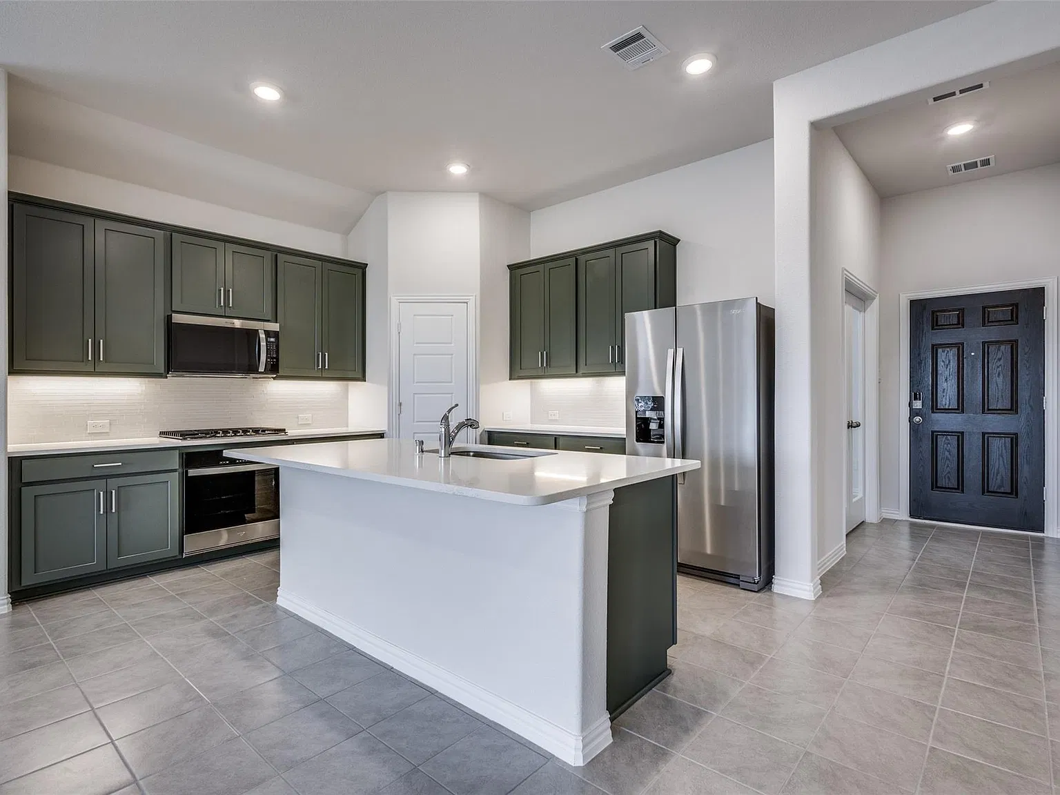 4 bed, 2.5 bath, 2341 sqft, $2,999 — Photo 2