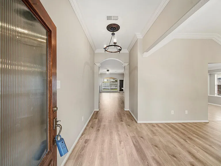 3907 Plum Hill Ln — Photo 2