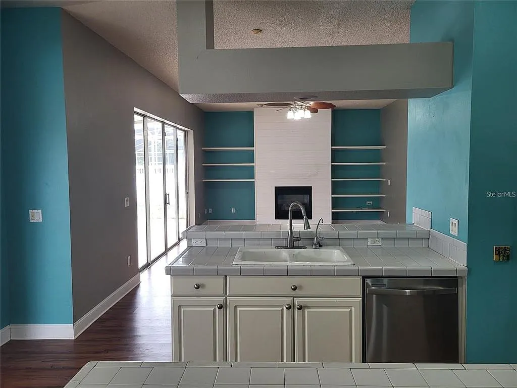 4 bed, 2.5 bath, 2810 sqft, $2,650 — Photo 4