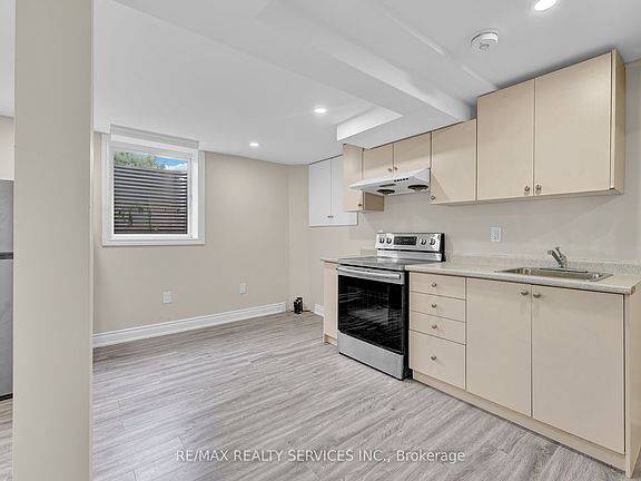 3rd image of 29 Hector Ct