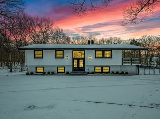 105 Old Riverhead Rd, Hampton Bays, NY 11946