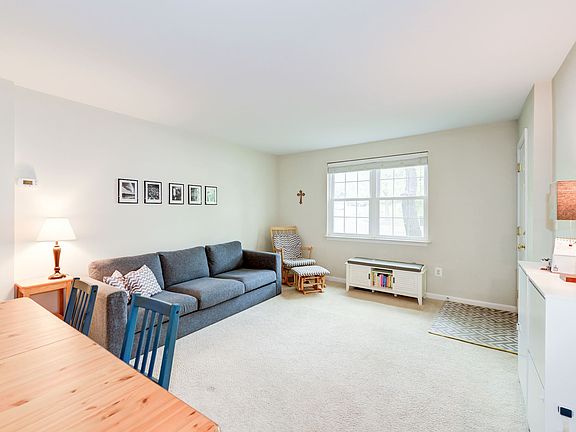 5th image of 2841 S Wakefield St #C