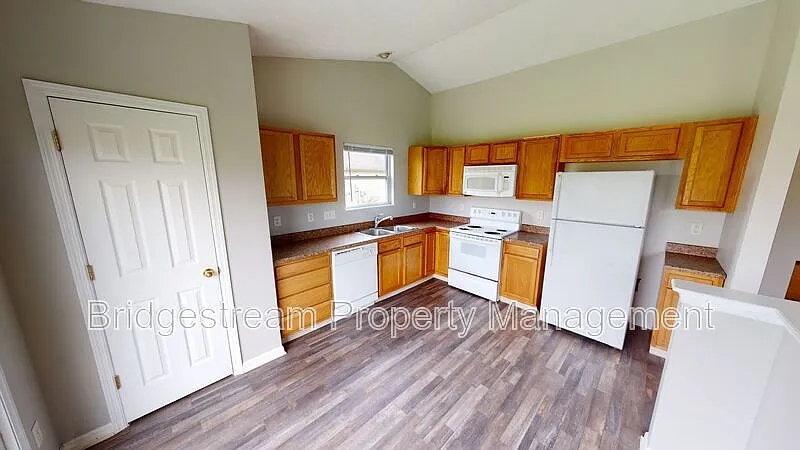 3 bed, 2.0 bath, 1304 sqft, $1,525 — Photo 3