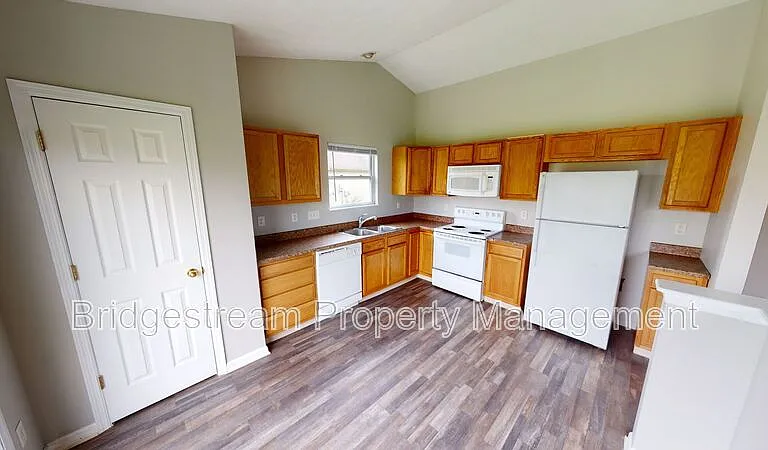 8694 Plum Creek Ct — Photo 2