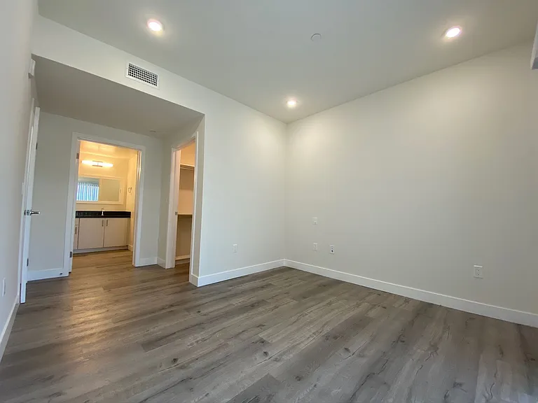 18529 Calvert St — Photo 17