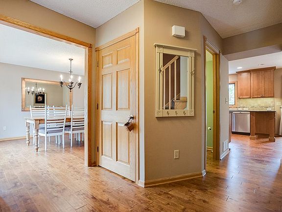 3rd image of 8764 Rainier Alcove