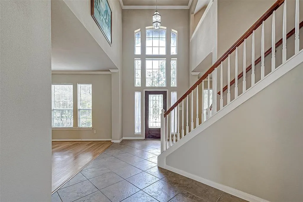 5 bed, 3.5 bath, 3897 sqft, $3,200 — Photo 2